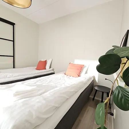 Modern One-bedroom With Glazed Sun Balcony, 350m Metro アパート ヘルシンキ
