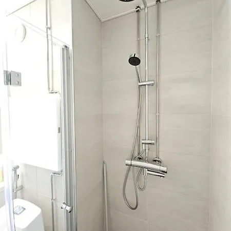 アパート Modern One-bedroom With Glazed Sun Balcony, 350m Metro ヘルシンキ