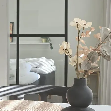 Modern One-bedroom With Glazed Sun Balcony, 350m Metro Apartment *