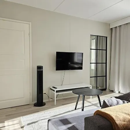 Modern One-bedroom With Glazed Sun Balcony, 350m Metro * 헬싱키