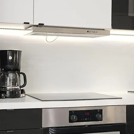 Modern One-bedroom With Glazed Sun Balcony, 350m Metro Apartmán *