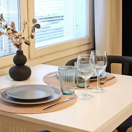 Modern One-bedroom With Glazed Sun Balcony, 350m Metro * 헬싱키